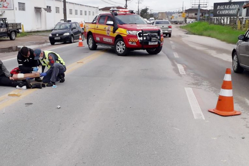 Colis�o entre moto e bicicleta deixa tr�s feridos em Gaspar