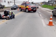 Colis�o entre moto e bicicleta deixa tr�s feridos em Gaspar