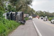 Caminh�o tomba �s margens da Rodovia Jorge Lacerda, em Ilhota