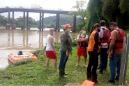 Semana Lixo Zero come�a com passeio no rio Itaja�-A�u, em Gaspar
