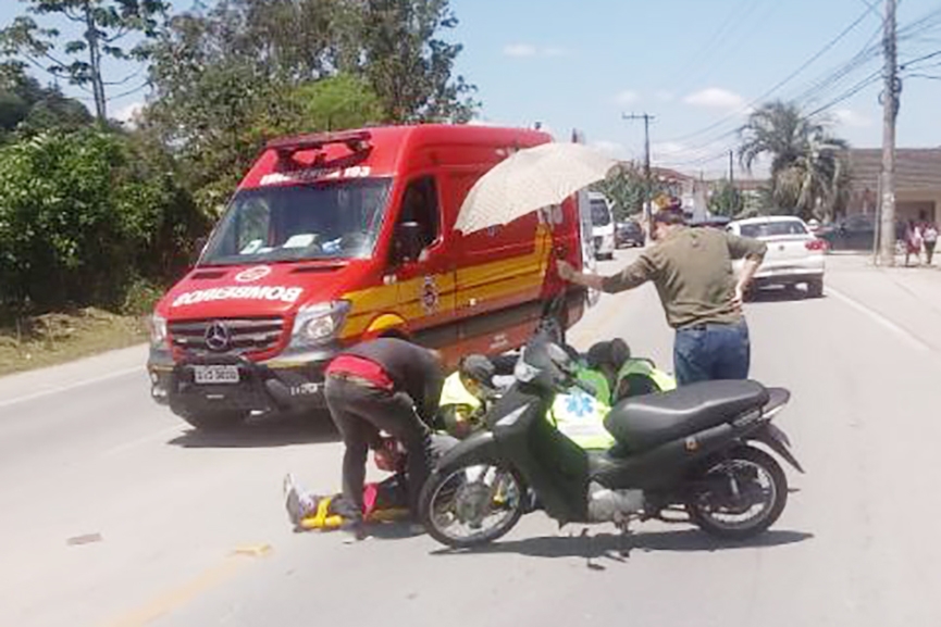 Mulher fica ferida em queda de moto no Figueira, em Gaspar