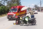 Mulher fica ferida em queda de moto no Figueira, em Gaspar