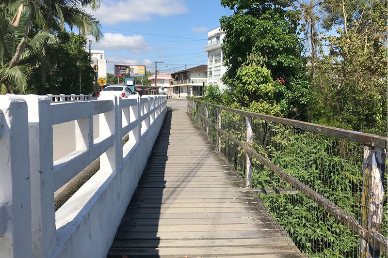 Passarela da ponte da rua Nereu Ramos � interditada para obras em Gaspar