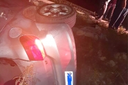 Motorista pega carona e sai do local do acidente ap�s colidir carro contra poste em Gaspar