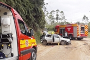 Homem fica ferido ap�s colis�o entre carro e caminh�o ca�amba em Gaspar