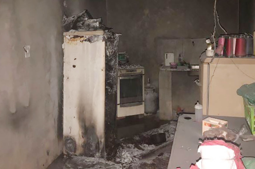 Casa pega fogo e moradores controlam chamas com extintor em Ilhota