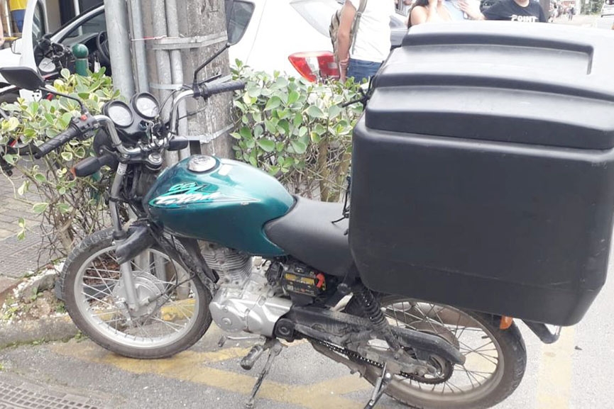 Homem � hospitalizado ap�s colis�o entre carro e moto no Centro de Gaspar