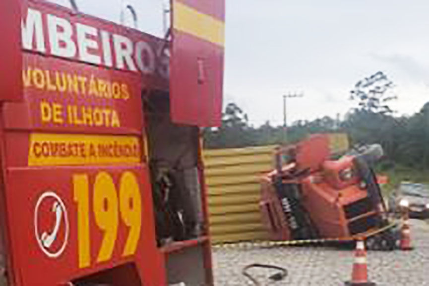 Caminh�o carregado com cont�iner tomba e homem fica ferido em Ilhota
