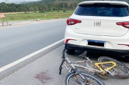 Ciclista fica com ferimentos na boca ap�s acidente com carro em Ilhota