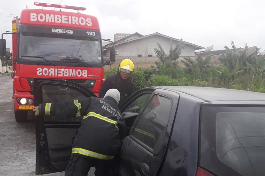 Princ�pio de inc�ndio atinge carro no Santa Terezinha, em Gaspar