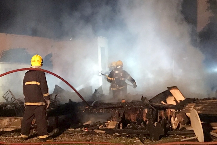 Inc�ndio destr�i casa no bairro Figueira, em Gaspar