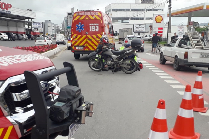 Acidente entre carro e moto deixa homem ferido no Centro de Gaspar