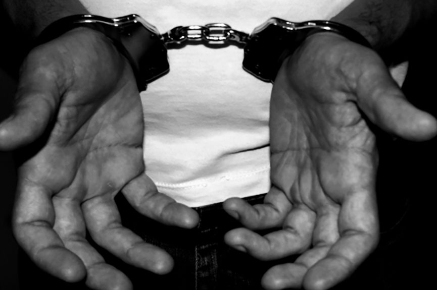 Homem tenta colocar fogo em casa e � preso por amea�a e desacato em Gaspar