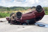 Carro tomba ap�s acidente com caminh�o na Rodovia Ivo Silveira, em Gaspar