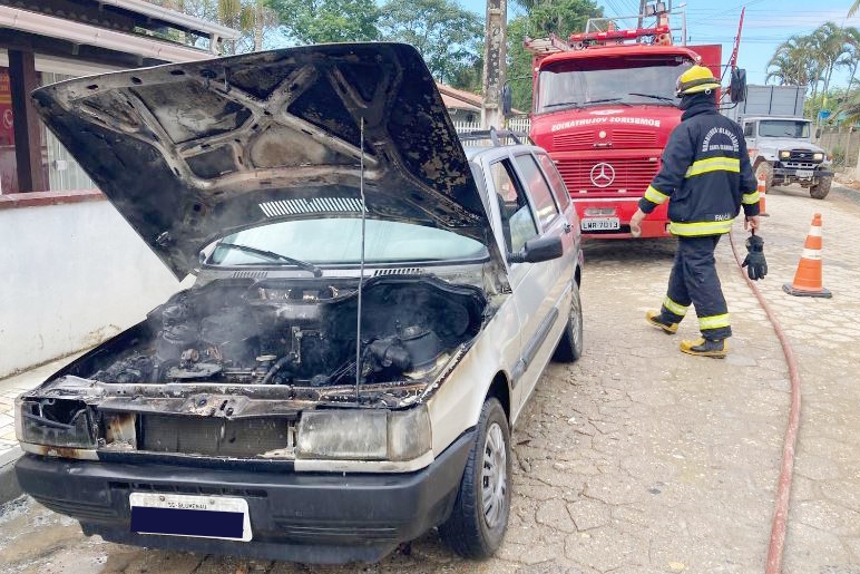 Carro pega fogo no bairro Ba� Baixo, em Ilhota