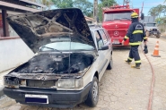 Carro pega fogo no bairro Ba� Baixo, em Ilhota