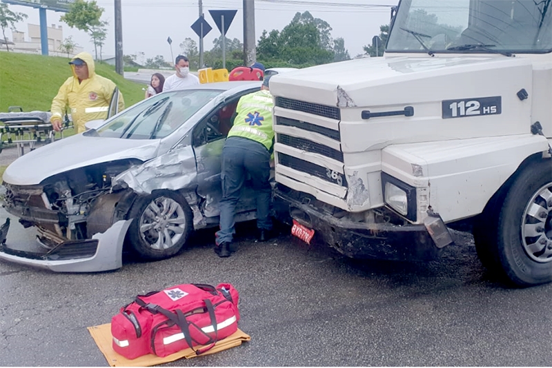 Duas mulheres ficam gravemente feridas em colis�o entre carro e caminh�o em Gaspar