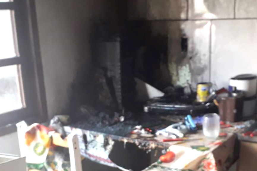 Grelha el�trica causa princ�pio de inc�ndio em casa no Bateias, em Gaspar