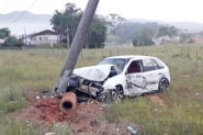 Carro bate em poste ap�s se envolver em acidente com caminh�o em Gaspar