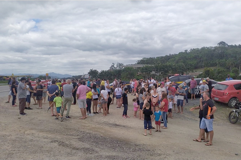 Manifesta��o pede passarelas e redutores de velocidade na BR-470, em Gaspar