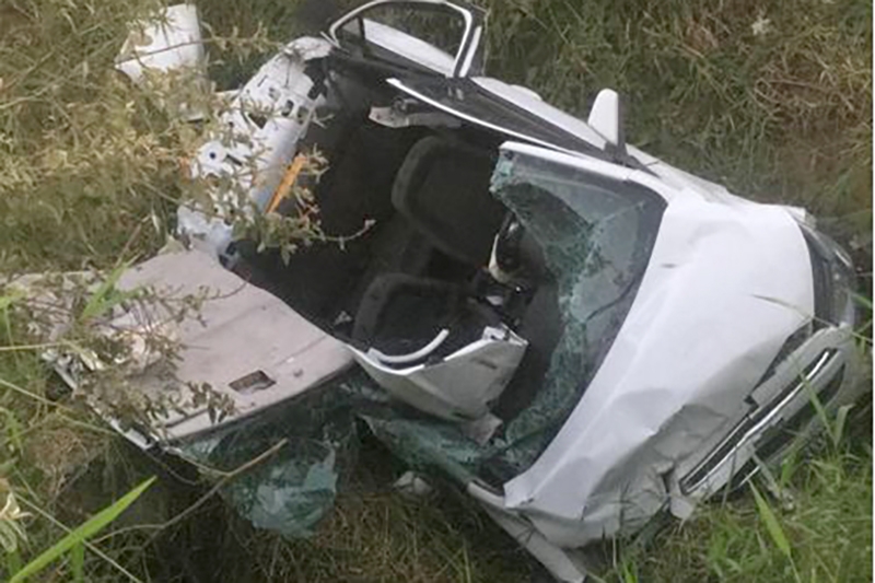 Ap�s colis�o, ve�culo capota e cai em galeria de esgoto na BR-470, em Gaspar