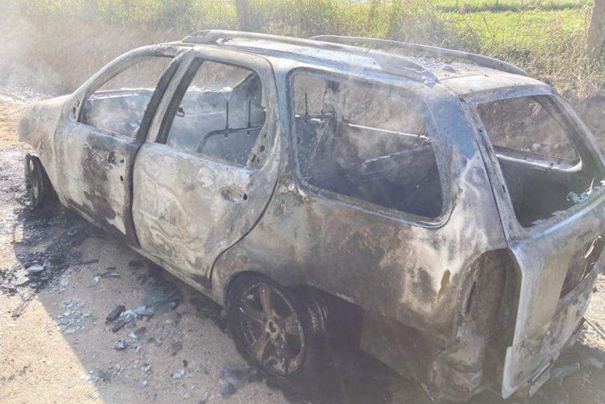 Carro fica completamente destru�do ap�s inc�ndio em Gaspar