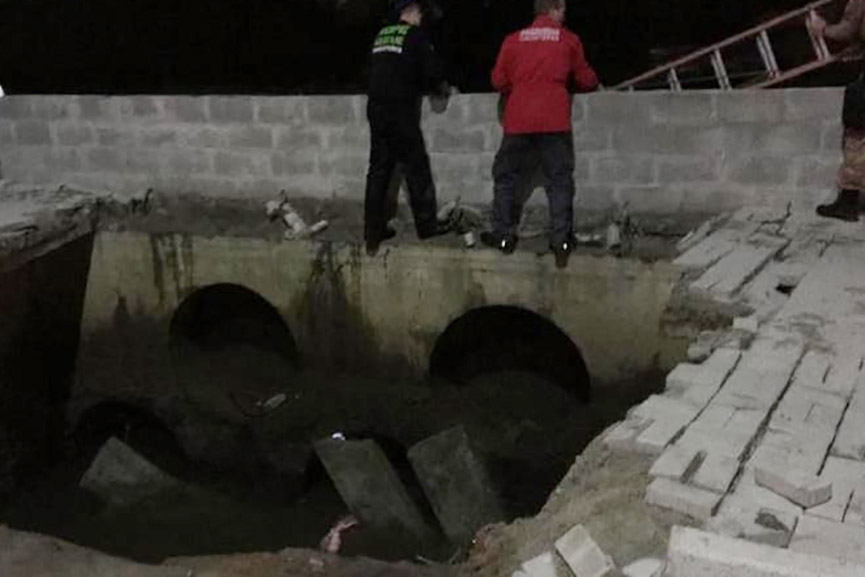 Cal�ada desaba e pessoas caem no rio durante abertura de Natal em Joinville
