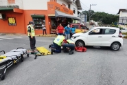 Acidente no Centro de Gaspar deixa mulher ferida