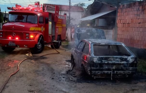 Carro fica completamente destru�do em inc�ndio em Ilhota