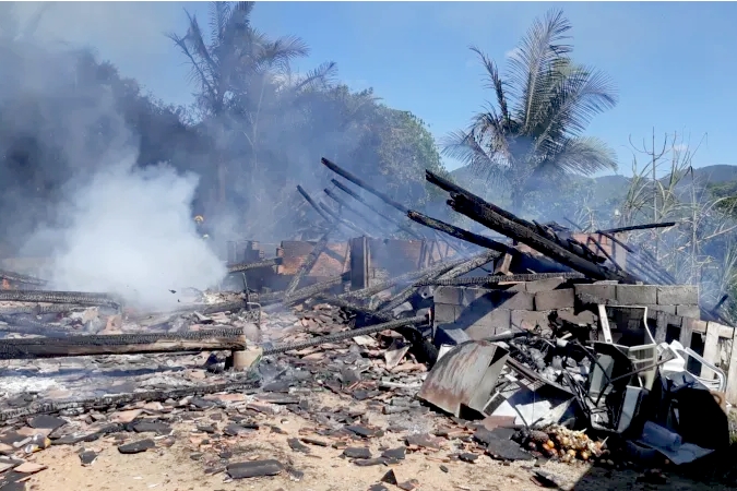 Inc�ndio mata 16 porcos e destr�i rancho em Blumenau