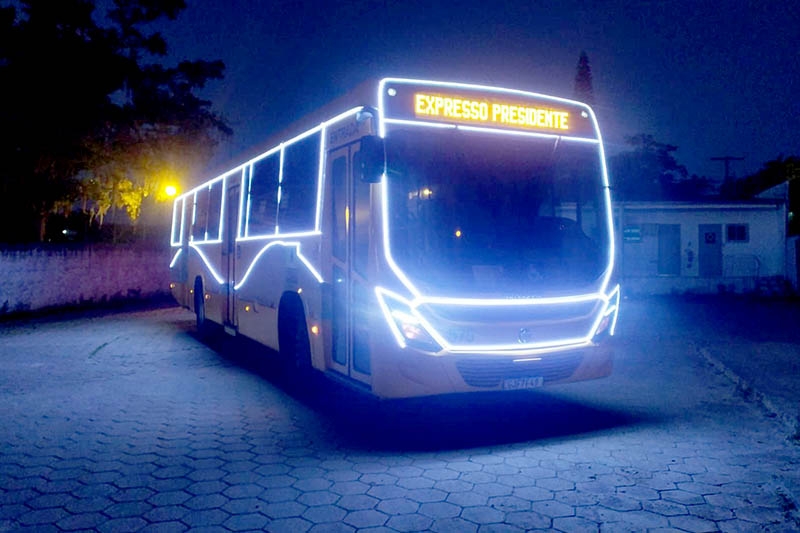 �nibus decorado para o Natal come�a a circular em Gaspar