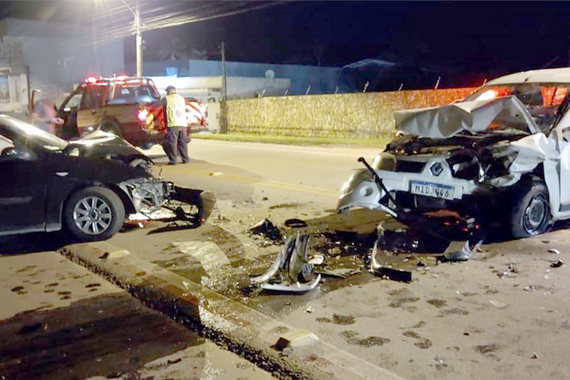 Colisão frontal entre carros deixa duas pessoas feridas no Bela Vista, em Gaspar