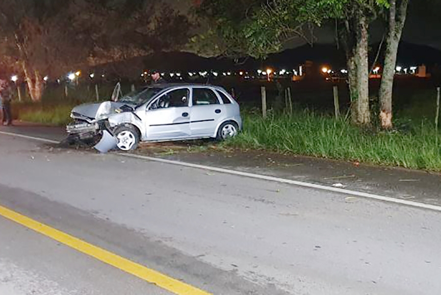 Motorista perde controle de carro e colide contra �rvore em Ilhota