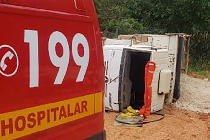 Caminh�o tomba e homem fica ferido em Ilhota