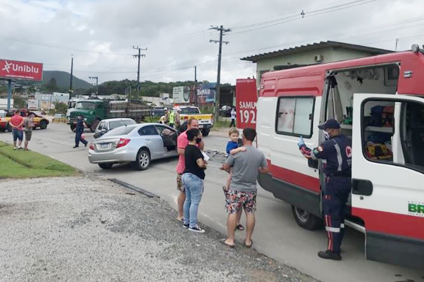 Carro e caminh�o colidem na Avenida Frei Godofredo, em Gaspar