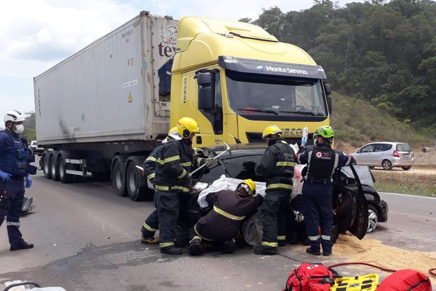 Mulher morre em acidente entre carro e caminhão na BR-470, em Gaspar