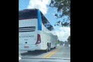 Carro, �nibus e moto s�o flagrados em ultrapassagem perigosa em faixa dupla em Gaspar