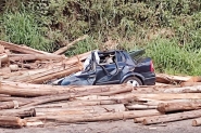 Carga de toras de madeira cai de caminh�o e mata homem na rodovia entre Gaspar e Brusque