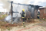 Casa é completamente destruída por incêndio em Ilhota
