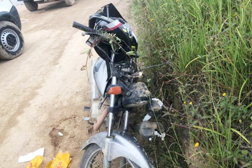 Jovem fica ferido em acidente entre moto e caminhão em Ilhota