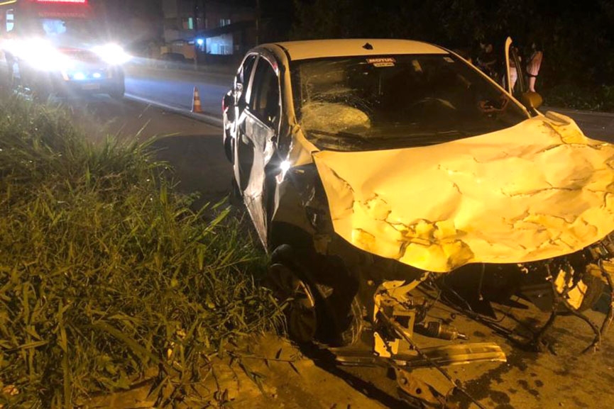 Jovens saem ilesos ap�s carro bater contra muro em Ilhota