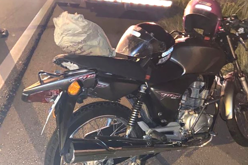 Motociclista colide contra caminh�o guincho ap�s bater em cone de sinaliza��o em Ilhota