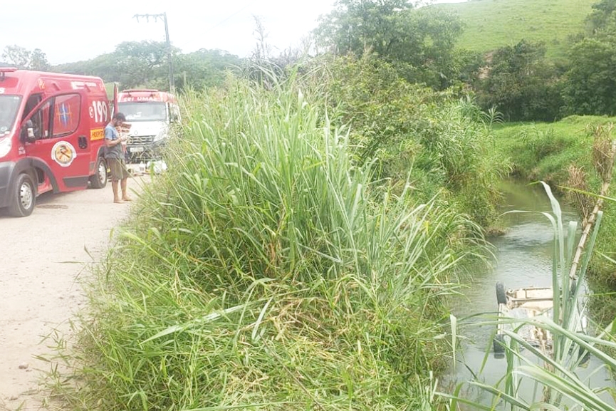 Mulher e criança morrem afogadas após carro capotar no bairro Baú Central, em Ilhota