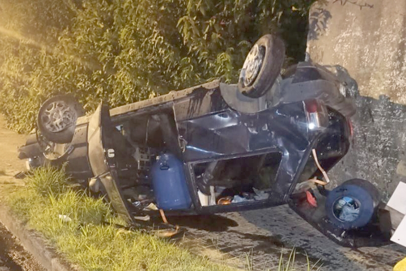 Carro capota ap�s colidir contra muro em Blumenau