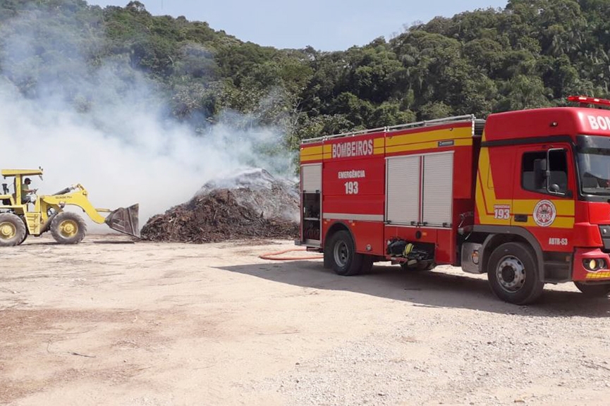 Pilha de madeira descartada pega fogo duas vezes no mesmo dia em empresa de Gaspar