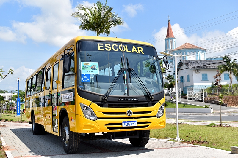 Ilhota recebe ônibus 0km da Secretaria de Estado da Educação