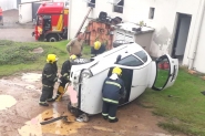 Carro cai em barranco após mulher perder controle da direção em Gaspar