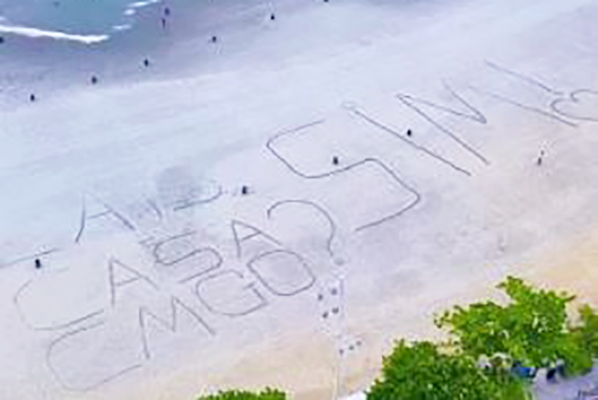 Pedido de casamento escrito na areia da praia de Balne�rio Cambori� repercute nas redes sociais