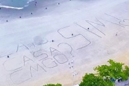 Pedido de casamento escrito na areia da praia de Balneário Camboriú repercute nas redes sociais