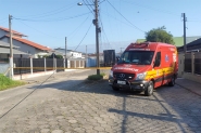 Motorista perde controle de caminh�o e colide contra poste no Santa Terezinha